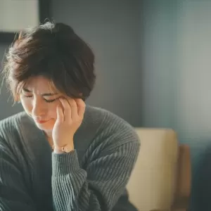 40代女性の頭痛は更年期症状のひとつ？特徴や原因などを解説のサムネイル