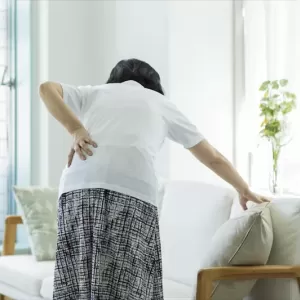 軽いぎっくり腰はどんな症状？悪化させない方法や予防策をご紹介のサムネイル