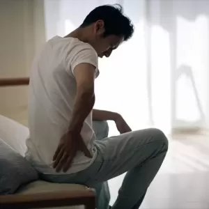 ぎっくり腰で歩けるけど痛いときの対処法とは？悪化させない方法を解説のサムネイル