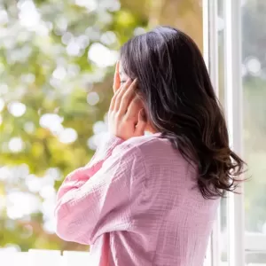 女性が偏頭痛になる原因は？女性ホルモンやストレスの関係性や対処法も解説のサムネイル