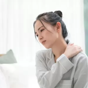 寝違えを直す方法とは？自分でできる対処法とやってはいけない対策をご紹介のサムネイル